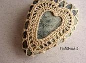 Sasso triangolare cuore crochet