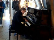 Video. Grande successo “pianoforte tutti” alla Stazione Centrale Napoli