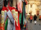 Condannati alla bruttezza dalla Soprintendenza. mercatino-bidonville cianfrusaglie umilia Santa Maria Maggiore. volendo, impossibile farlo bello