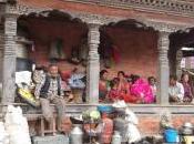Terremoto Nepal, tanta paura, lenti aiuti