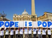 ROMA. flashmob Papa “Pope Pop” paga bolletta pensionata