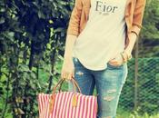 Outfit: t-shirt fiori, ripped jeans borsa righe Roberta Pieri