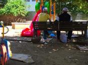 Foto rimarranno nella storia. scatti giardini pubblici Piazza Dante: siringhe conficcate negli alberi altre storie dell'orrore