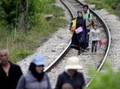 L’Unione Europea contro l’Ungheria: “Budapest costruisca muri migranti, serve”