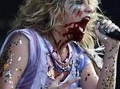 Kesha beve sangue come satanista