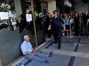 Grecia, foto simbolo: pensionato lacrime davanti alla banca