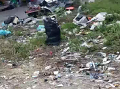 dove Tevere trasforma raccapricciante discarica. Video Viadotto della Magliana, alias cascata monnezza sversa fiume. Ecco come funziona