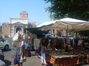 Porta Pia. luogo dovrebbe essere sacro alla nazione trasformato slum indocinese. città ostaggio delle bancarelle