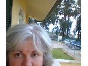 Scavare buche sulla battigia