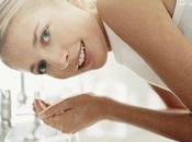 Pulizia viso fase detersione della pelle alla sera