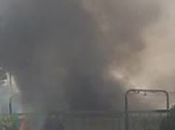 Metro strade bloccate l'ennesimo incendio insediamento. stampa locale sono solo "sterpaglie"