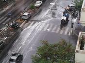 schiuma sulle strade. Durante giorni pioggia sull'asfalto, durante altri vostri polmoni