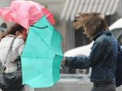 23/09/2015 Scende pioggia... rompe l'ombrello? buttarlo, riciclalo!