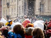 Pillow Fight 2015 Napoli: battaglia cuscini Piazza Gesù