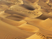 fantastico deserto Badain Jaran, alte dune centinaio laghi discrete dimensioni livello scende secoli.