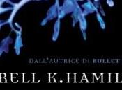 nuda essenza libri Recensione: Kiss Dead Laurell Hamilton