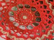 Decorazioni uncinetto Natale: Centrino rosso