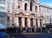 umiliazioni Giubileo. Santa Maria Maggiore metal detector camion bar. Foto-simbolo