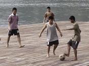 Giocare calcio sull’acqua: ecco campagna pubblicitari TMB. VIDEO