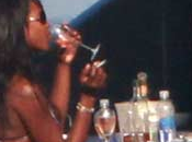 Naomi Campbell vacanza fumo alcool