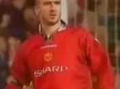 (VIDEO)Old stories L'Old Trafford omaggia Cantona questo bellissimo coro..