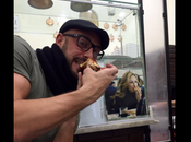 Foto. Reina mangia pizza lancia sfida: “Indovinate dove sono?”