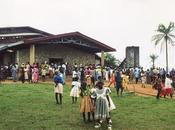 domenica africana villaggio andando alla Messa