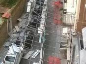 Vento forte Napoli: impalcatura distrugge auto, albero crolla fuori