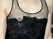 Milla jovovich fotografata uscita seno