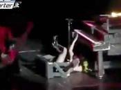 Lady Gaga cade schiena palco durante concerto