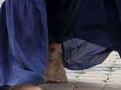 Pink incinta cammina scalza mercato cerca cibo