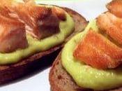 bruchetta tres chic: salsa avocado salmone sale rosa-arancio