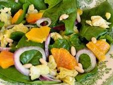 Insalata spinacini, uova, arance pinoli