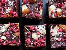 Quadrotti cioccolato frutta: ricetta facilissima senza forno glutine