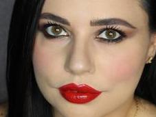 indossi rossetto rosso troia