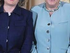 Angela Merkel sedere Hillary Clinton prende