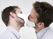Doppelgänger: maschera definisce limiti bacio alla francese