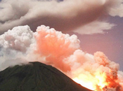 tornato eruttare vulcano indonesiano Lokon, sul...