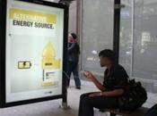 VitaminWater: carica cellulare alla fermata bus!