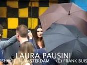 Laura Pausini nascondere ombrelli Amsterdam…(video)