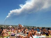 FOTO: L'Etna eruzione, relax bagnanti spiaggia