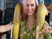 Katycina Perry sulle montagne russe capelli rosa…