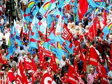 RESA CONTI OPPOSTE FAZIONI SINDACALI Manovra l'ultimo atto della “Guerra Trentanni” CGIL CISL/UIL