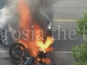 Uomo bloccato sotto auto fiamme: Salvo (VIDEO)