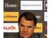 Grecia, tifosi atene picchiano allenatore durante match