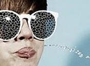 Bottiglia testa. Justin Bieber bere