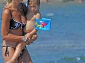 Elisabetta Tulliani, compagna Gianfranco Fini, scesa spiaggia sola. Eccola mentre gioca delle figlie.
