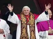 Ratzinger invecchiato, 2008 oggi perso memoria, ricorda Cristo perchè croce badge. Violenza Roma, visibile invisibile 2011.