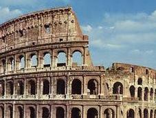 Roma turisti francesi incidono nomi pilastro Colosseo. Denunciati deturpamento imbrattamento