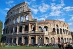 Roma, cade frammento Colosseo